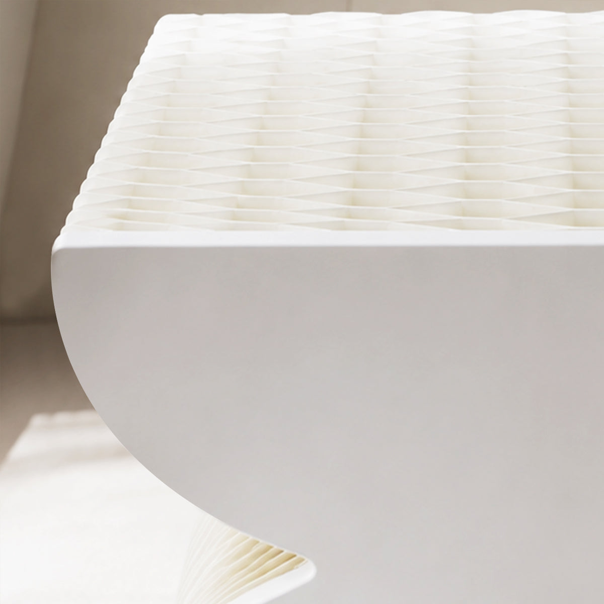 Close-up of the small BUTTERFLY side table showing the clear acrylic top over its expandable honeycomb paper structure.