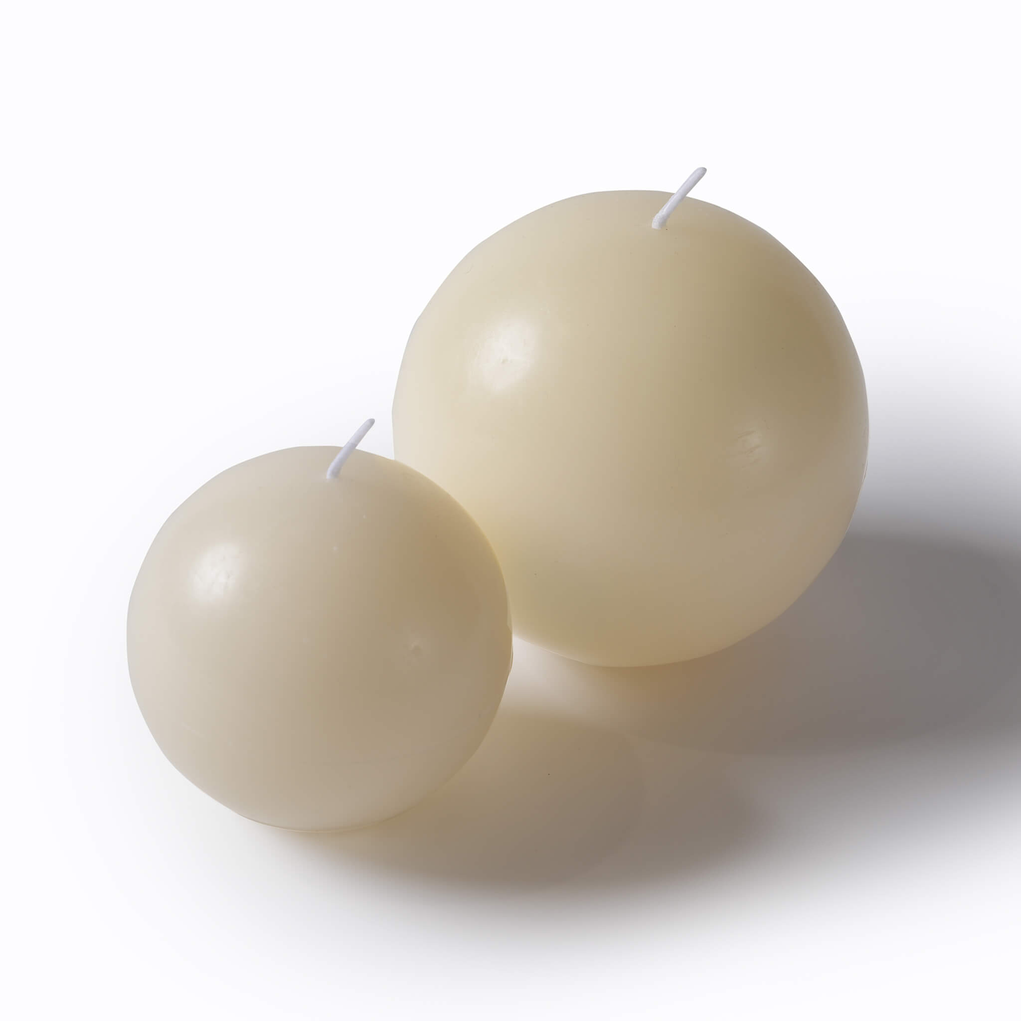 Front view of the luxury spherical scented candle made from paraffin and white beeswax