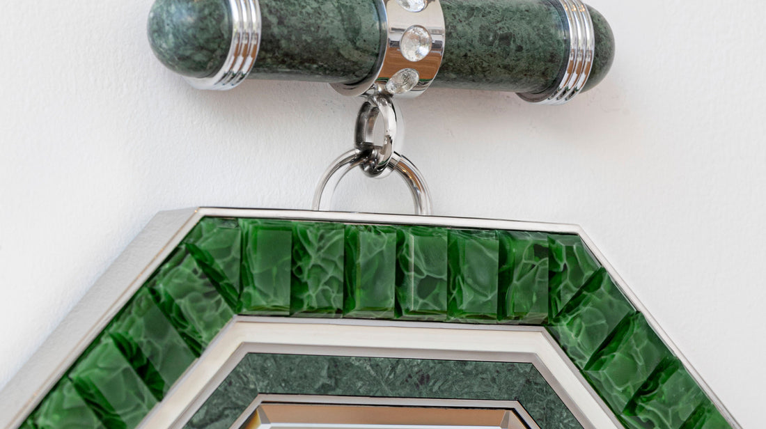 Straight view of the ARTAMORE high-end decor mirror, featuring the refined geometric elegance of its Art Deco frame made of recycled glass.