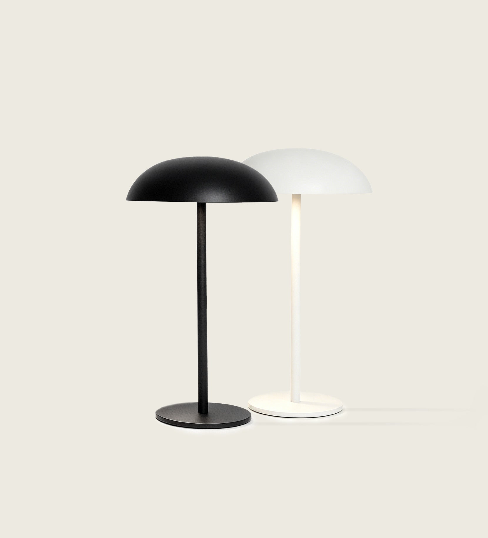 Showcasing its cordless freedom, the ARTAMORE Relax-W lamp is easily moved from the study to the outdoor patio, ensuring long-lasting, high-quality light wherever you go.