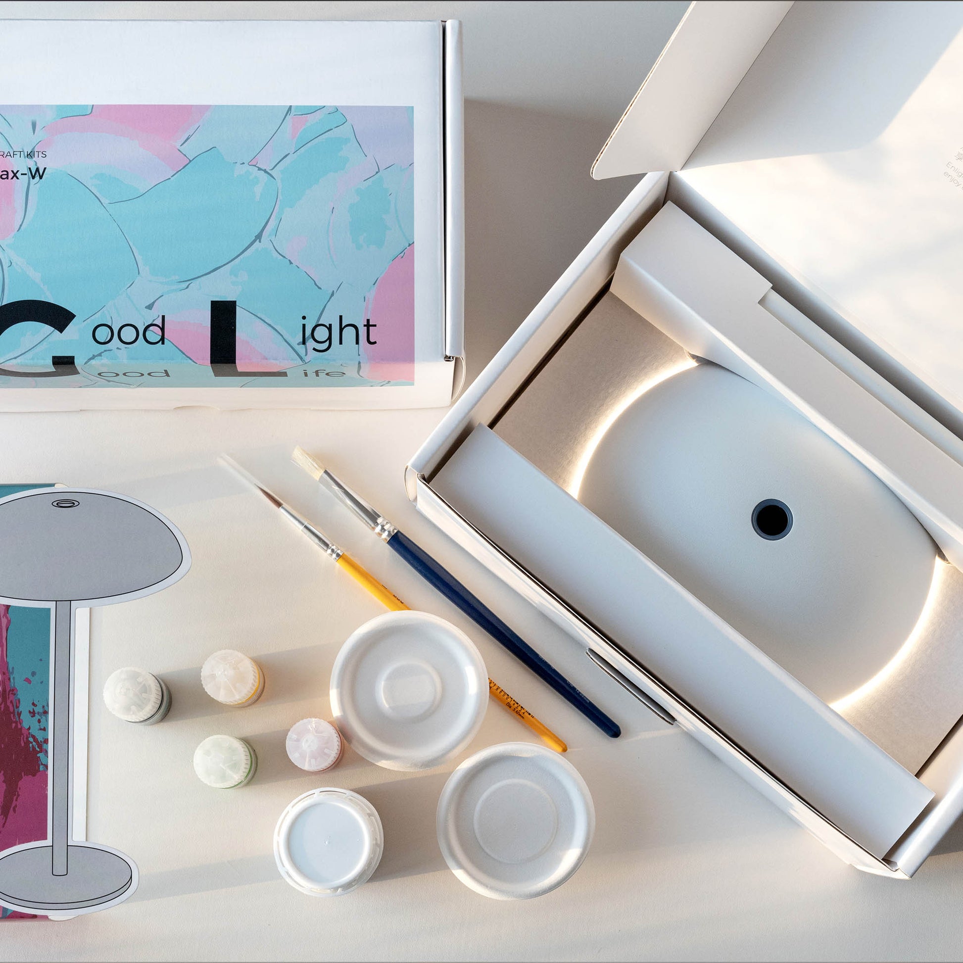 DIY painting kit accessories for the Relax-W micro-cement desk lamp with pigments, palette and brushes