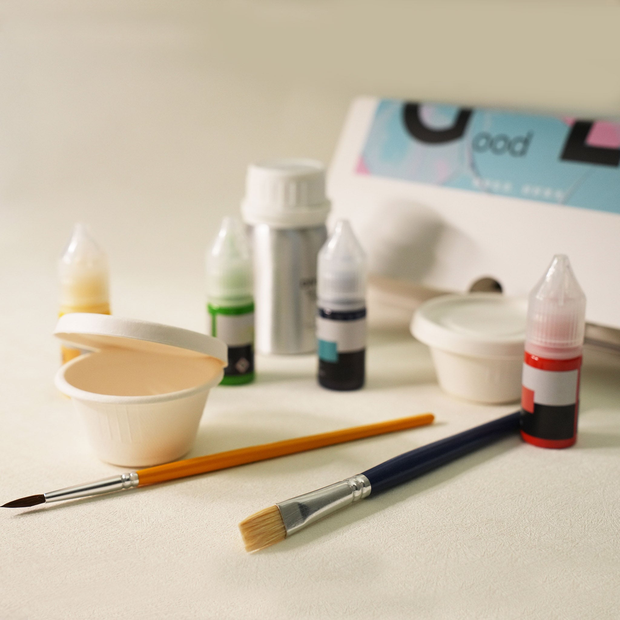 Pigments and brushes included with the Relax-W DIY micro-cement desk lamp painting kit